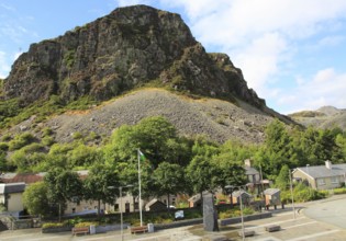 Housing beneath scree slopes of mountainside, Blaenau Ffestiniog, Gwynedd, north Wales, UK