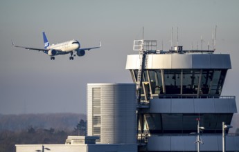 SAS aircraft approaching Düsseldorf Airport, DUS, old air traffic control tower, North