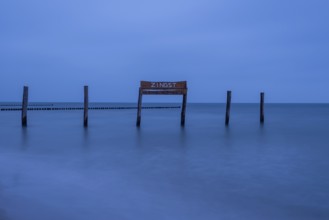 The inscription ZINGST can be seen between two wooden posts, below which is the sign Half island,