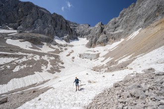 Mountaineer on a snowfield, mountain basin with glacier remnant of the Höllentalferner, Höllental,