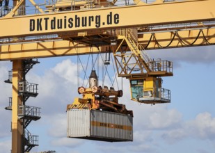 Duisburg, North Rhine-Westphalia, Germany, Containers are loaded onto a goods train at the port of