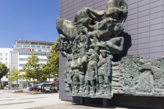 Monumental bronze sculpture Kampf und Sieg der Arbeiterklasse by Johannes Belz, also known as Weg