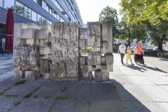 One of the 3 historical relief walls based on Bertold Brecht's praise poems, here Lob des