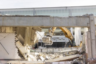 Demolition of the old shopping centre in Dresden-Nickern by the investor Krieger. The new building