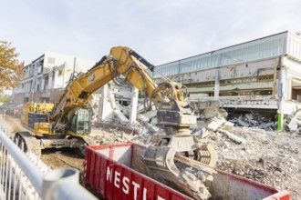 Demolition of the old shopping centre in Dresden-Nickern by the investor Krieger. The new building