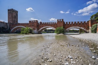 Adige in front of Castelvecchio and Ponte Scaligero, Veneto, Italy, Europe