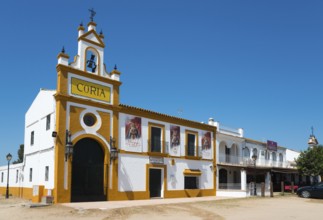 Historische Kirche im gelben und weißen Stil an einem sonnigen Tag in Coria, Wallfahrtsort, Kirche,