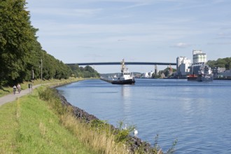 Tugboat, cyclist, Holtenau bridges, Kiel Canal, Kiel, Schleswig-Holstein, Germany, Europe