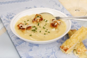 Baden cuisine, South German cuisine, Baden onion soup with crackers, croutons, pieces of bread