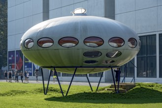 Futuro, Futuro House, round house made of plastic by Matti Suuronen, futuristic functional, UFO,