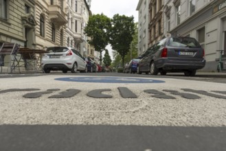 Markings on a cycle lane, cyclists have priority over motor traffic, Cologne, North