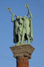 Lurspieler, antique trumpets, bronze sculpture on terracotta column, Town Hall Square, Rathausplatz