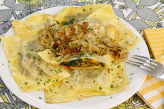 Swabian cuisine, Maultaschen, vegetarian, vegetable Maultaschen, vegetables in noodle dough,