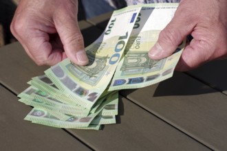 Banknotes, one hundred, euro, hands, counting, A man counts several one hundred euro notes