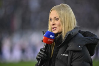 SKY reporter Britta Hofmann in an interview Microphone Logo smiles MHPArena, MHP Arena Stuttgart,