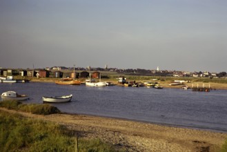 Fluss Blyth mit Blick auf Southwold von Walberswick, Suffolk, England, Uk September 1974