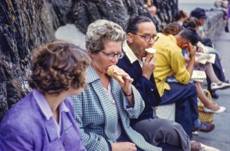 Mann und Frau essen Eis im Sommerurlaub mit der Familie am Meer, England, UK, 1961