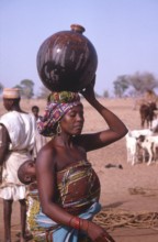 Life in the Sahel region of northern Nigeria, west Africa, early 1980s - woman carrying water