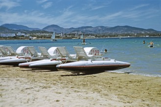 Badegäste am Sandstrand von Pedalos, Insel Ibiza, Balearen, Spanien, 1950er Jahre