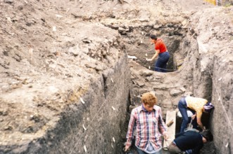 Cambridge University archaeological excavation at a Roman site, Cambridge, Cambridgeshire, England,