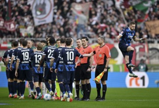 Line-up of the teams in front of kick-off, referee Referee Florian Badstübner Budu Zivzivadze