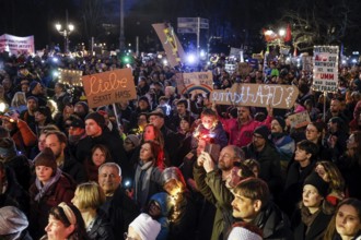 Tens of thousands of people demonstrated against right-wing populism and in favour of democracy at