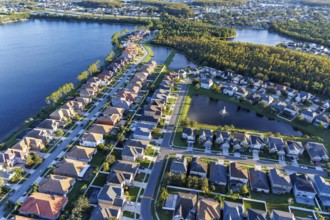 Aerial view of a new housing estate with houses on the lake in Wyndham Lakes, Orlando, USA, North