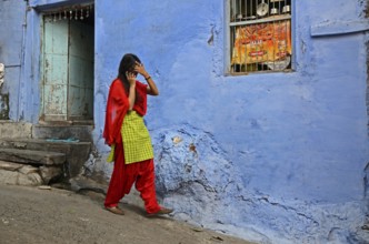 Woman walking in narrow lane, Jodhpur, Rajasthan, India, Asia