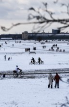 Winter shows itself: many visitors on the snow-covered Tempelhofer Feld, 15.02.2025, Berlin,