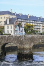 Old bridge Pont de Saint-Goustan over the river Auray, Art Nouveau house, Auray, Morbihan