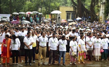 Students gather in large numbers during the NDTV Dettol Maha Cleanathon campaign at the JJ Hospital