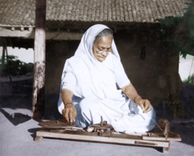 Kasturba Gandhi spinning, Wardha, Maharashtra, India, Asia, 1938, Asia