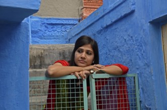 Woman waiting house gate, Jodhpur, Rajasthan, India, Asia