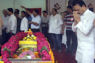 Congress party leader Bhai Jagtap pay his last respect to veteran trade union leader Sharad Rao, in