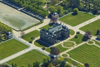 Large garden with palace. The palace pond is currently being renovated