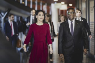 (L-R) Annalena Baerbock (Buendnis 90 Die Gruenen), Bundesaussenministerin, und Vincent Biruta,