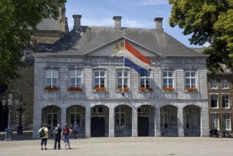 Tourists in front of the Hoofdwacht at Vrijthof-Platz, Hauptwacht, Maastricht, Limburg Province,