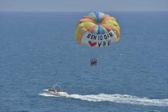 Excursion boat with paraglider, labeled "Benidorm loves you", Playa Levante, Benidorm, Costa