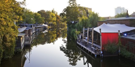 Flutgraben in the early morning with the restaurant Freischwimmer and the nightclub Club der