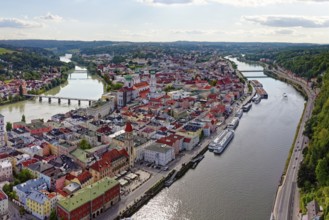 Left Innstadt, Inn, Marienbrücke, centre Old Town with Town Hall, Rathausplatz, St. Stephan's