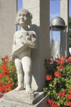 Detail with turkey and water jet at the fountain and mineral spring in the spa gardens of Bad