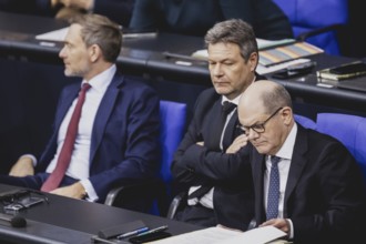 (R-L) Olaf Scholz (SPD), Bundeskanzler, Robert Habeck (Buendnis 90 Die Gruenen), Bundesminister