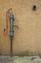 Mechanical pumping well with pipe and water pipe, old, lever, mechanical, Rüdesheim, Rheingau,