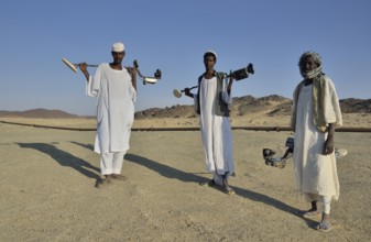 Gold seekers with metal detectors, near Abu Sara, Nubia, Sudan, Africa