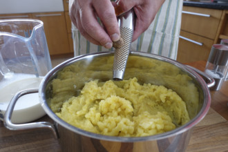 German cuisine, preparation of mashed potatoes for sauerbraten with mashed potatoes, grating