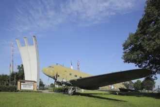 Airlift Monument with Propeller Aircraft Raisin Bomber Douglas C-47 Dakota, Aircraft, Monument,