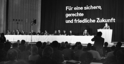 Peace and disarmament are the topics of a conference of the peace movement on 08.12.1974 in Bad