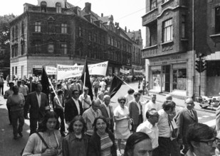 With black flags, mourning and anger, workers of Delog, a factory for flat glass, demonstrated in