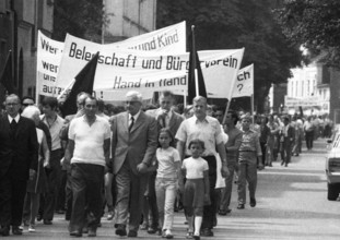 With black flags, mourning and anger, workers of Delog, a factory for flat glass, demonstrated in