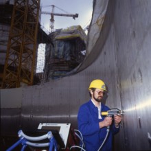 Workmen building a coal-fired power plant, here on 7.3.1994 in Bautzen, in the new federal states,